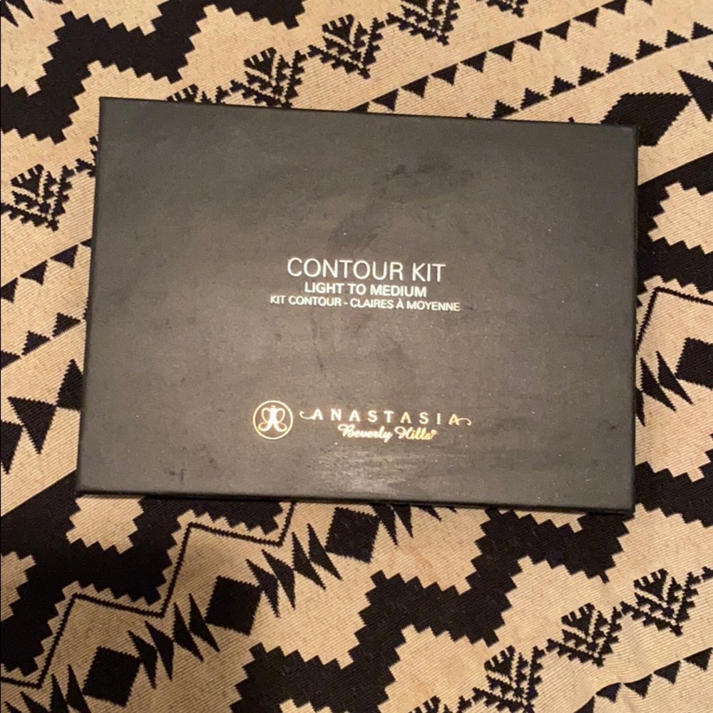 Anastasia contour kit light to medium